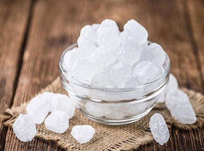 Phèn chua giúp tẩy trắng vết ố vàng bồn cầu hiệu quả