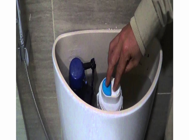 Bồn cầu bị chảy nước do hỏng phao bồn cầu