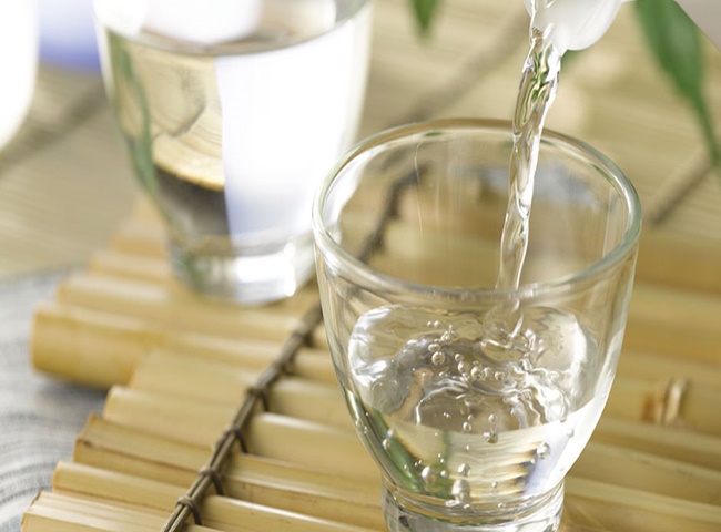 Xử lý bồn cầu mới lắp bị hôi bằng giấm trắng