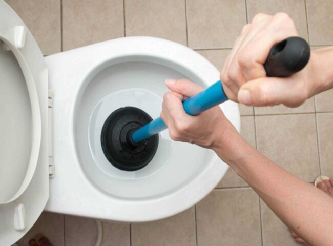 th&ocirc;ng bồn cầu bị tắc vật cứng tắc bằng c&acirc;y bơm thụt bồn cầu