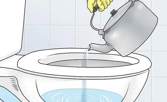 Thông tắc bồn cầu bằng nước nóng