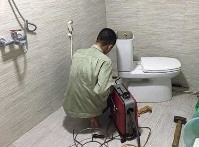 Bồn cầu mới xây bị hôi thì phải làm sao?