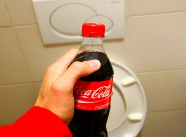 Vệ sinh bồn cầu bằng Coca Cola
