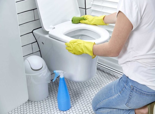 Vệ sinh b&ecirc;n ngo&agrave;i bồn cầu