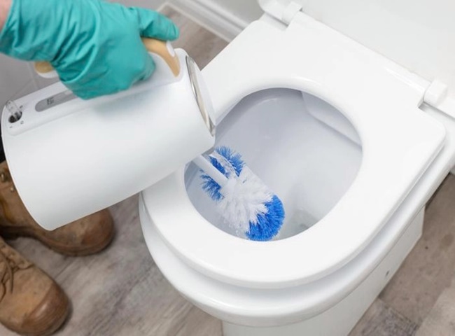 Vệ sinh nắp bồn cầu kỹ lưỡng