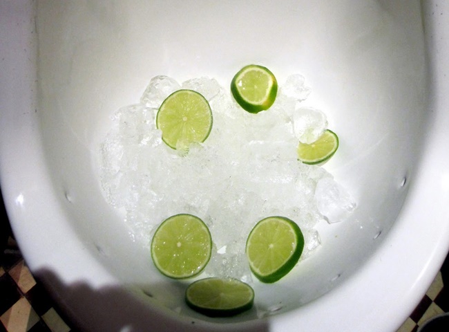 Đá lạnh cũng có thể thông tắc và làm sạch bồn cầu