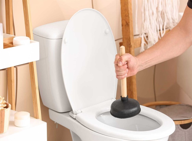 Thông bồn cầu nhanh chóng bằng pittong