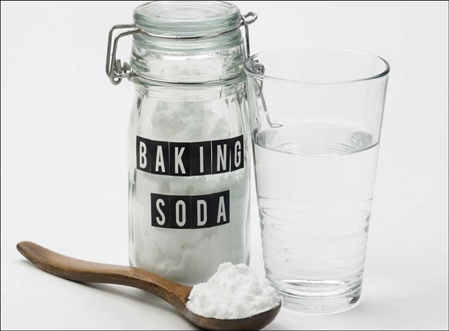 Baking soda c&oacute; t&aacute;c dụng trị m&ugrave;i h&ocirc;i bồn cầu rất hiệu quả 