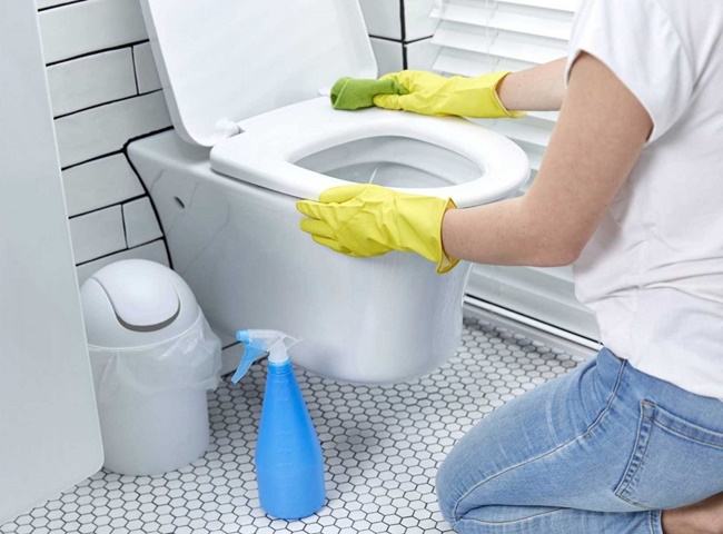 Cọ rửa lại bộ bồn cầu giải quyết vấn đề nh&agrave; vệ sinh c&oacute; m&ugrave;i