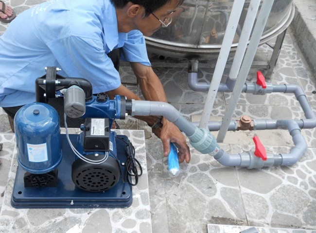 Bồn cầu k&ecirc;u ục ục