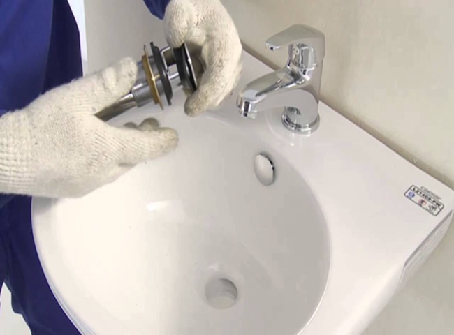 Do lỗi kỹ thuật khi lắp đặt lavabo trong nhà vệ sinh
