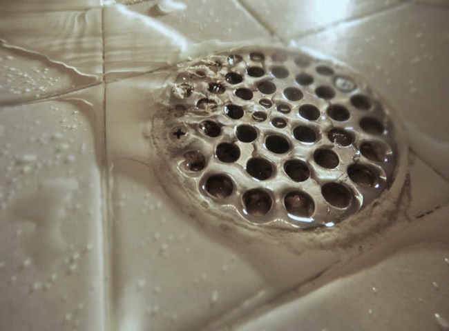 Dấu hiệu nhận biết cống thoát sàn đang bị tắc