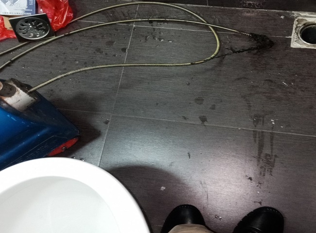 Dây thông tắc đa năng giúp xử lý vấn đề tắc ống thoát sàn