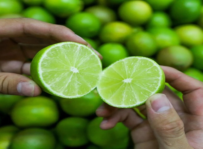 Chanh tươi với c&ocirc;ng dụng khử m&ugrave;i tuyệt vời