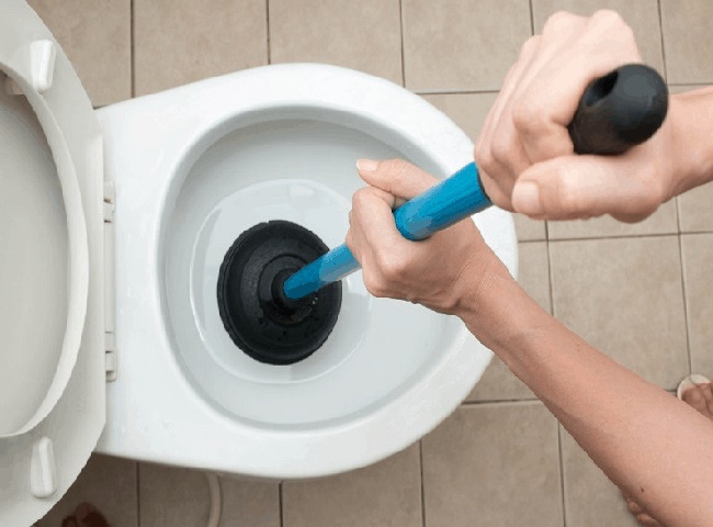 Biện pháp thông bồn cầu quận 2 bị hôi tốt nhất