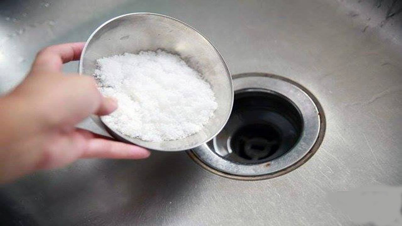 C&aacute;ch th&ocirc;ng cống nghẹt bằng baking soda với muối