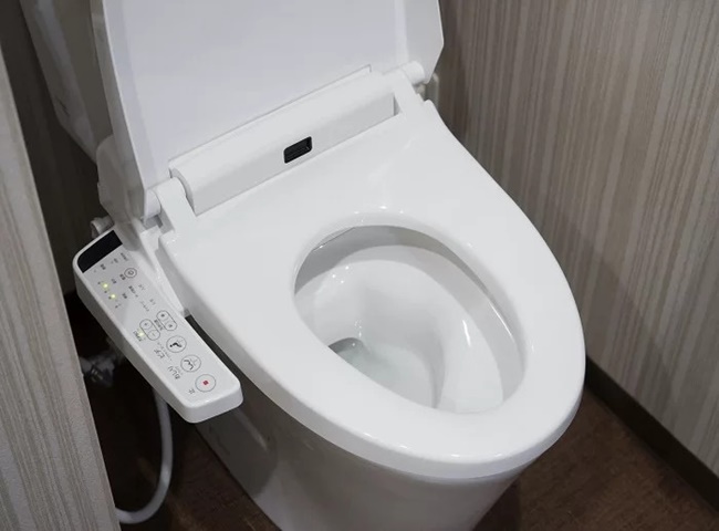 Hướng dẫn chi tiết kỹ thuật thay nắp bồn cầu