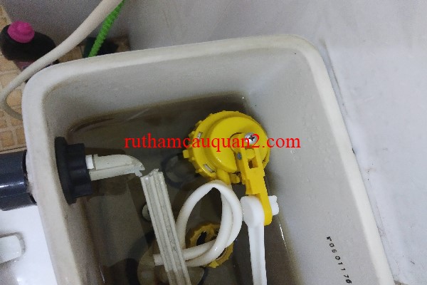 Cần gạt bồn cầu bị hư