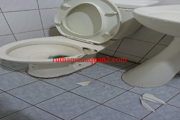 Bồn cầu bị vỡ do sử dụng lâu ngày