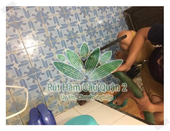 làm sạch sàn nhà tắm, nhà vệ sinh