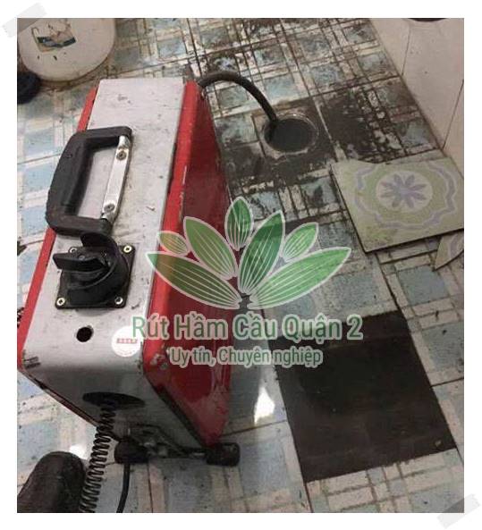 Ống thoát nước không ổn gây bồn cầu ngồi xổm nghẹt