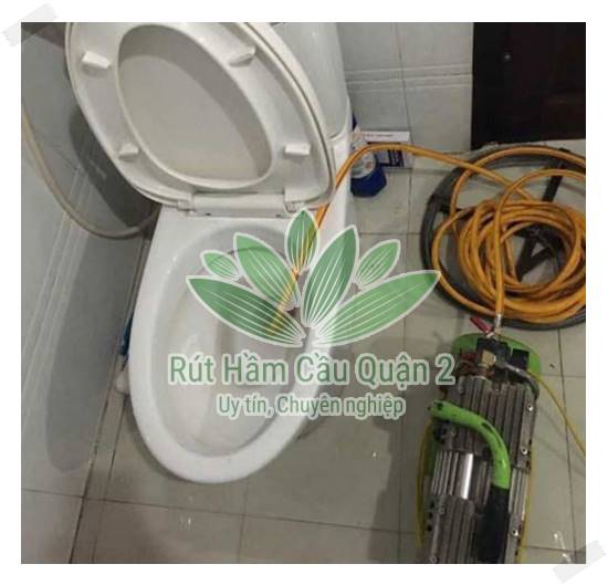 Dùng hệ thống ống để hút đường ống bồn cầu