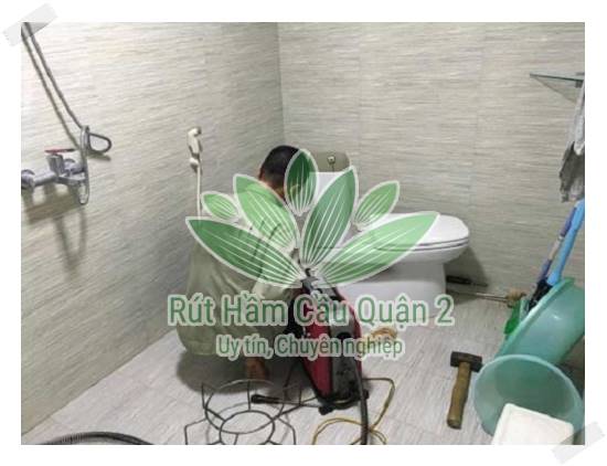 Phao bồn cầu bị nghẹt làm bị rò rỉ nước