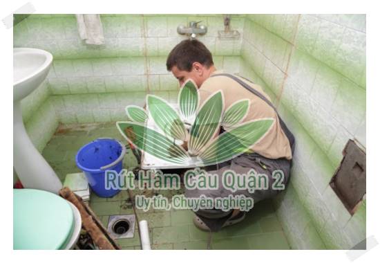 làm sạch bồn cầu nhà vệ sinh