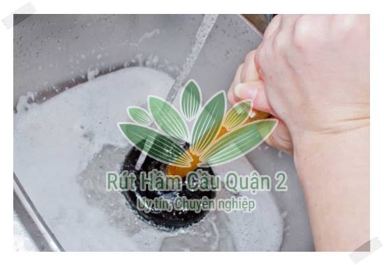 Nước đá không thể thiếu khi thông bồn cầu