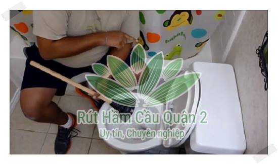 Có thể dùng gậy pit tông để thông thử