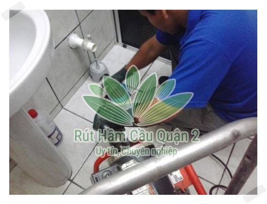 Dán băng keo bằng máy để thông bồn cầu