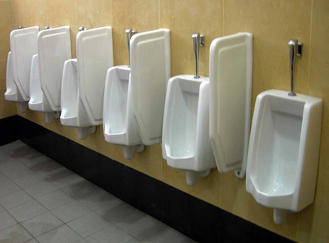 T&aacute;c hại trầm trọng khi kh&ocirc;ng d&ugrave;ng vi&ecirc;n sủi khử m&ugrave;i bồn tiểu nam