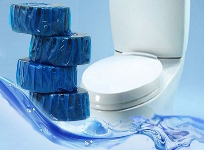 Viên tẩy bồn cầu là một vật dụng không thể thiếu trong nhà vệ sinh