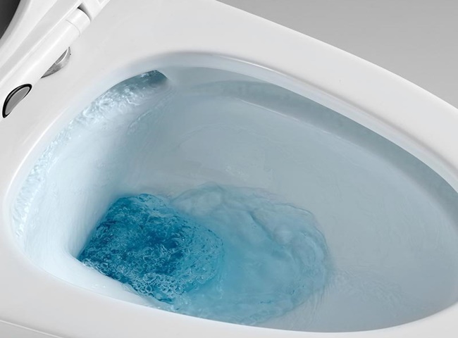Sử dụng viên tẩy bồn cầu để xử lý các vết ố vàng và mùi hôi