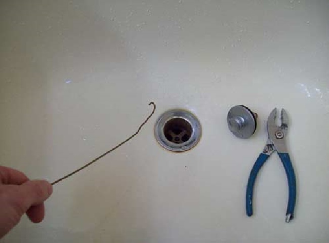Móc treo quần áo cũng là một cách để thông cống